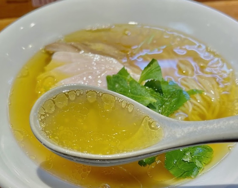 淡麗らぁ麺 明鏡志水の塩ラーメンのスープです