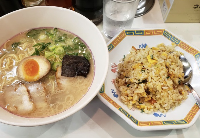 名代ラーメン亭 博多駅地下街店のラーメンと炒飯です