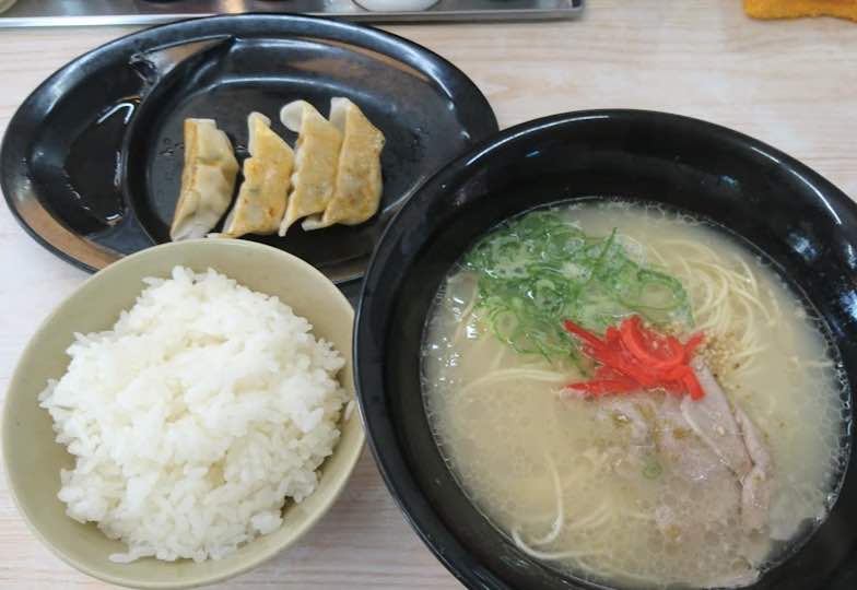 はかたや 堅粕店の餃子セットです