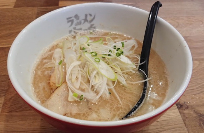 海鳴食堂の豚骨ラーメンです。